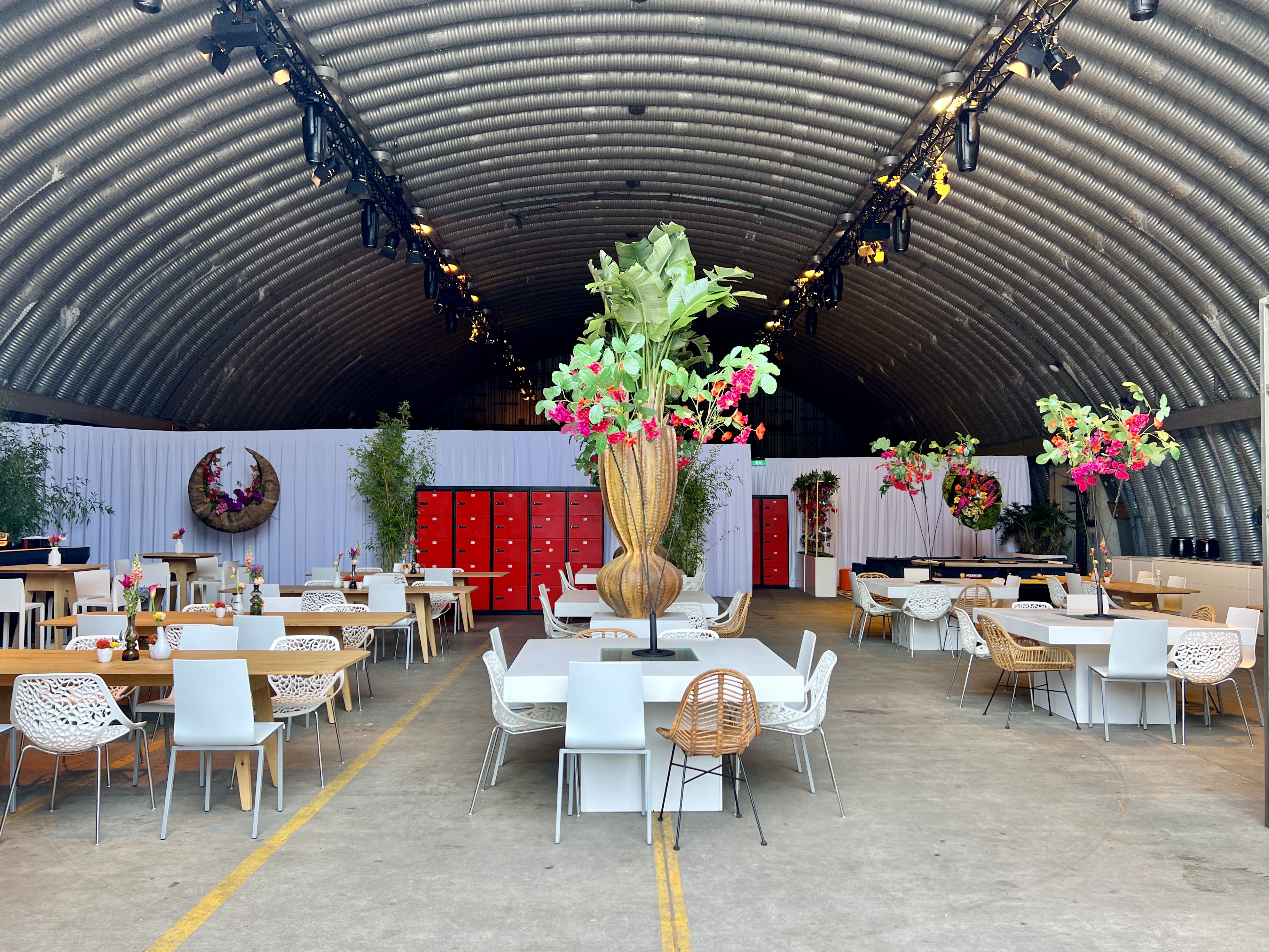 san-hejmo-festival-2025-backstage-artist-village-shelter-indoor-buffetbereich-schliessfächer-event-einrichtung-vasen-tische-basdeboer