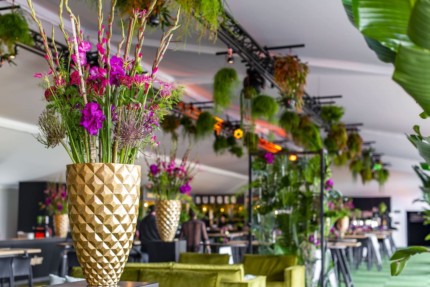 Bas de Boer - Eventstyling Parookaville Festival - Florale Kreationen - PlatinumClub Parookaville Festival 2019 - Eyecatcher - Goldene Vasen - Blumendekoration