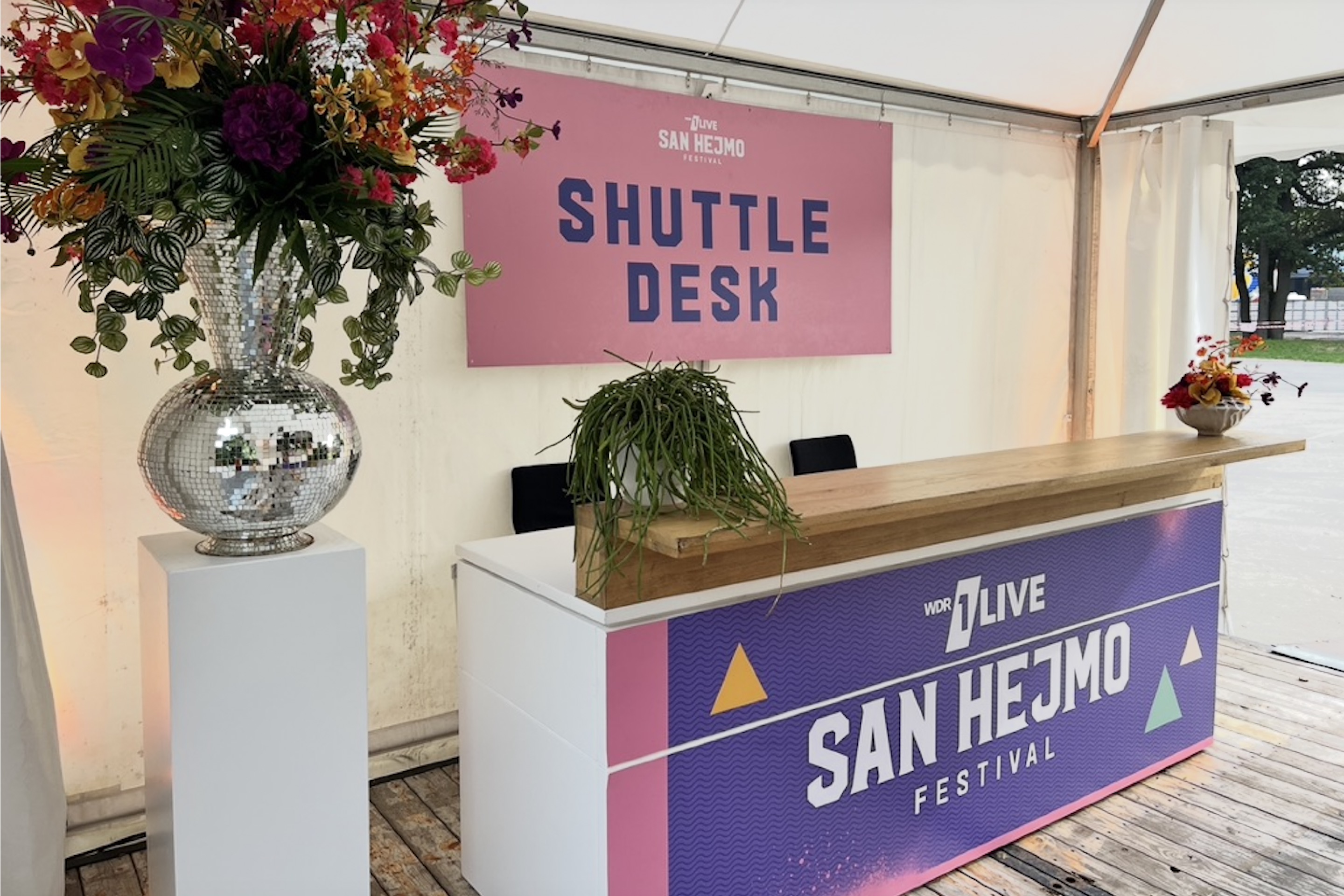 Grafische elemente für Counter und Rückwände beim san-hejmo-festival – blumendeko-auf-Desk-discokugel-basdeboer-eventstyling