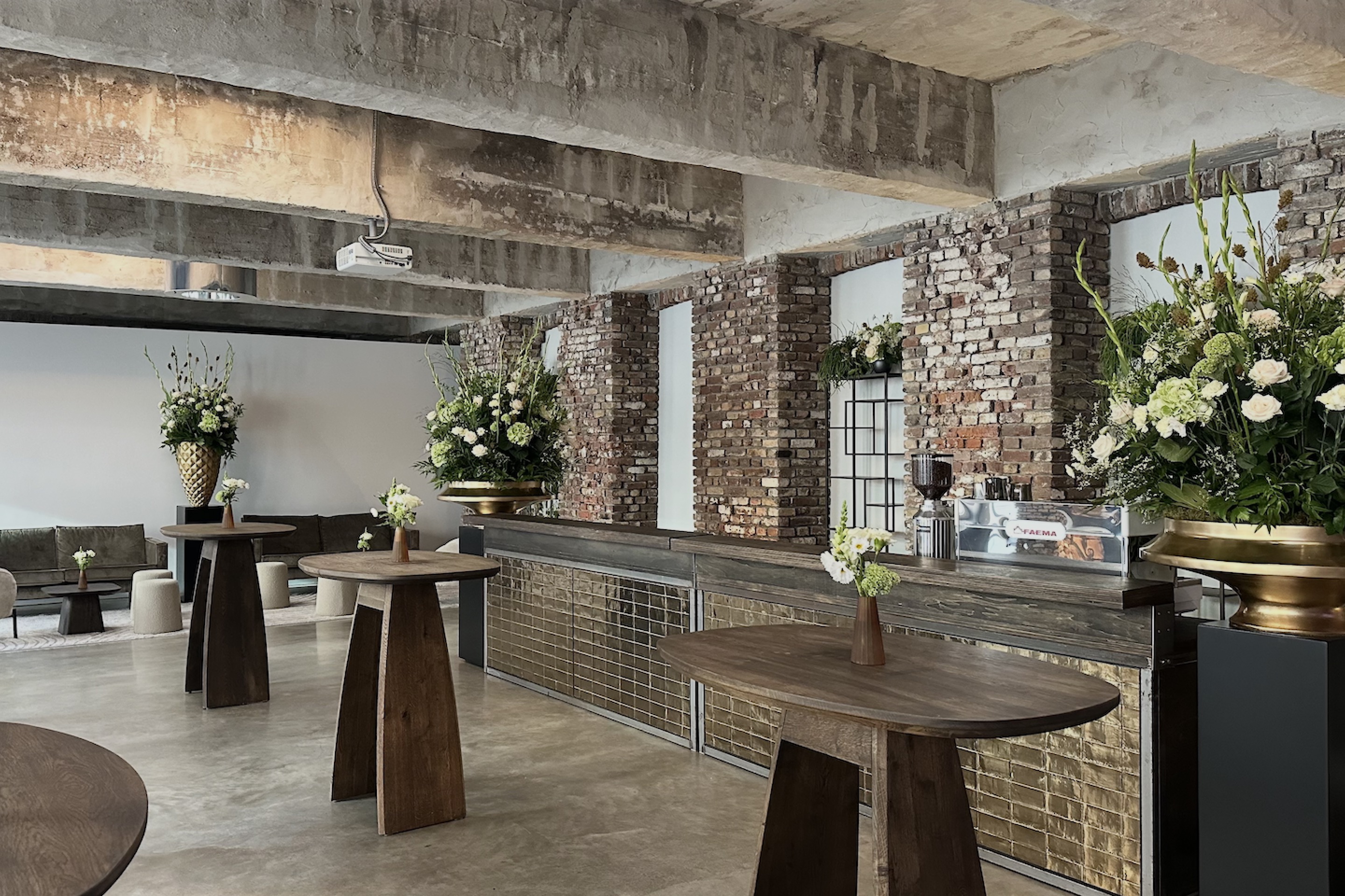 Mietmobiliar, Eventmobiliar für Veranstaltungen - Stehtische, Barelemente, Theken, Loungemöbel, regale, Sockel mit Blumenarrangements - basdeboer-eventstyling