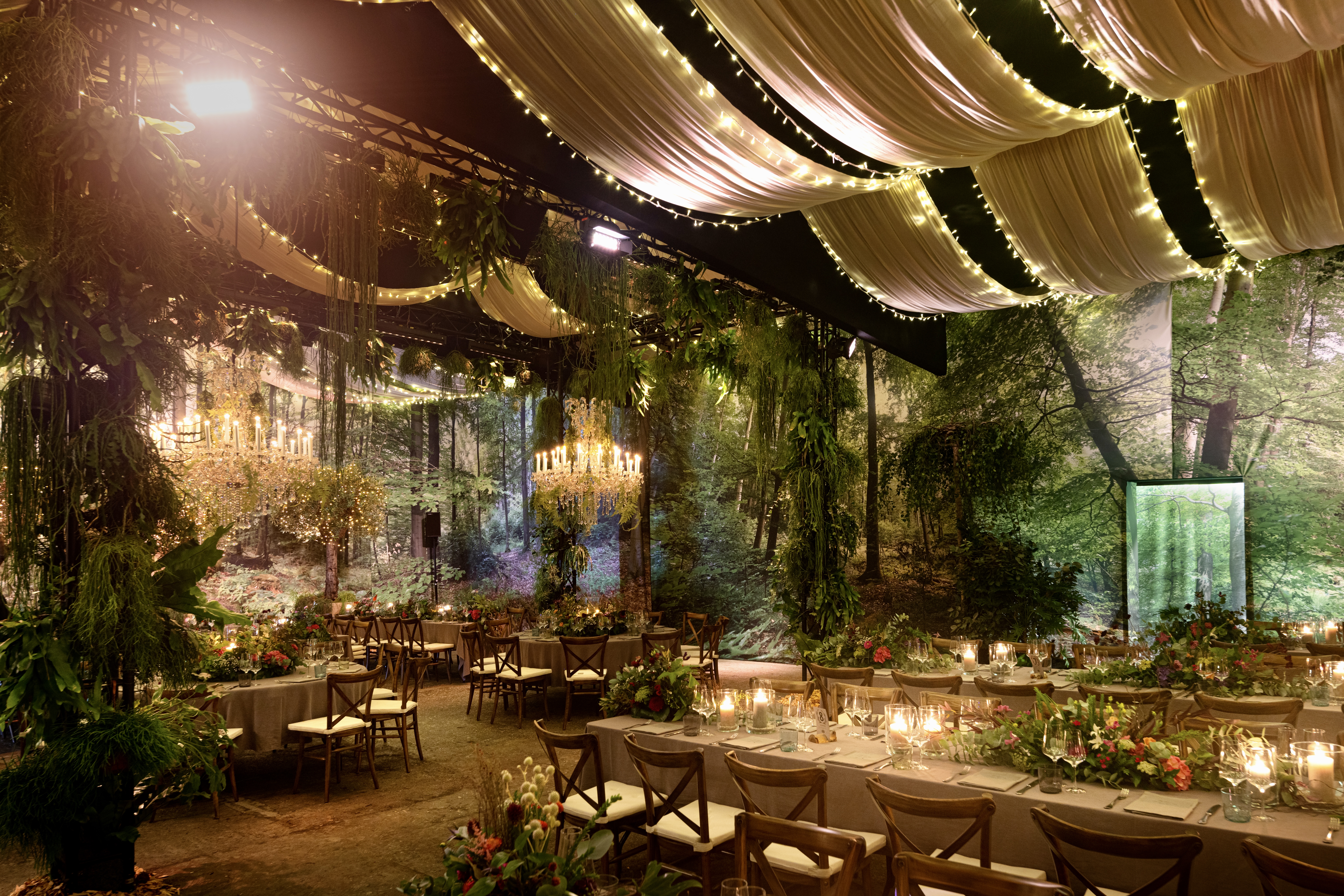 Raumdekorationen, Dinnersetting, bedruckte Rückwände, Kronleuchter, Hochzeitsfeier, Hochzeitstühle, basdeboer-eventstyling